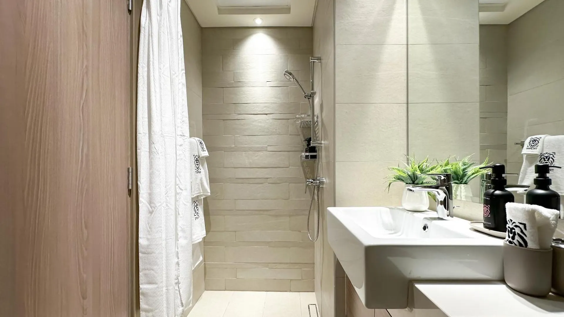 Trophy Modern Marvel Cozy Studio With Smart Features In Azizi Riviera Dubai Appartement